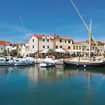 Nice Apartment In Betina With Wifi *